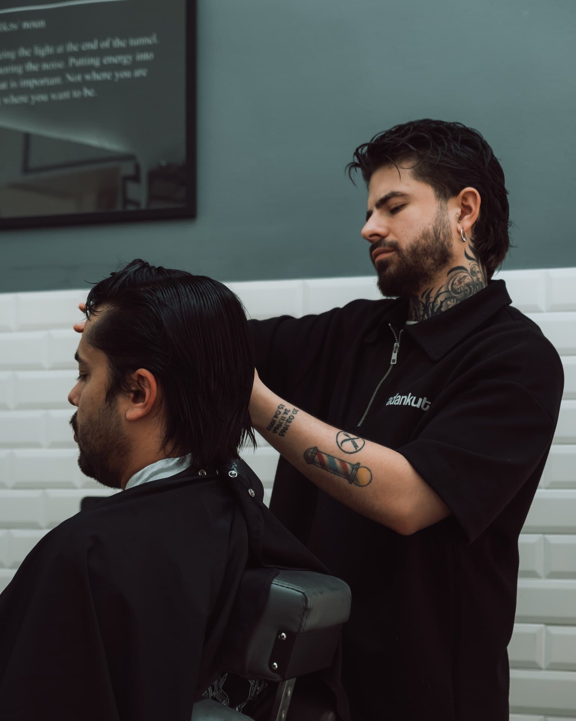 Adankut cortando en Focus Barber Studio