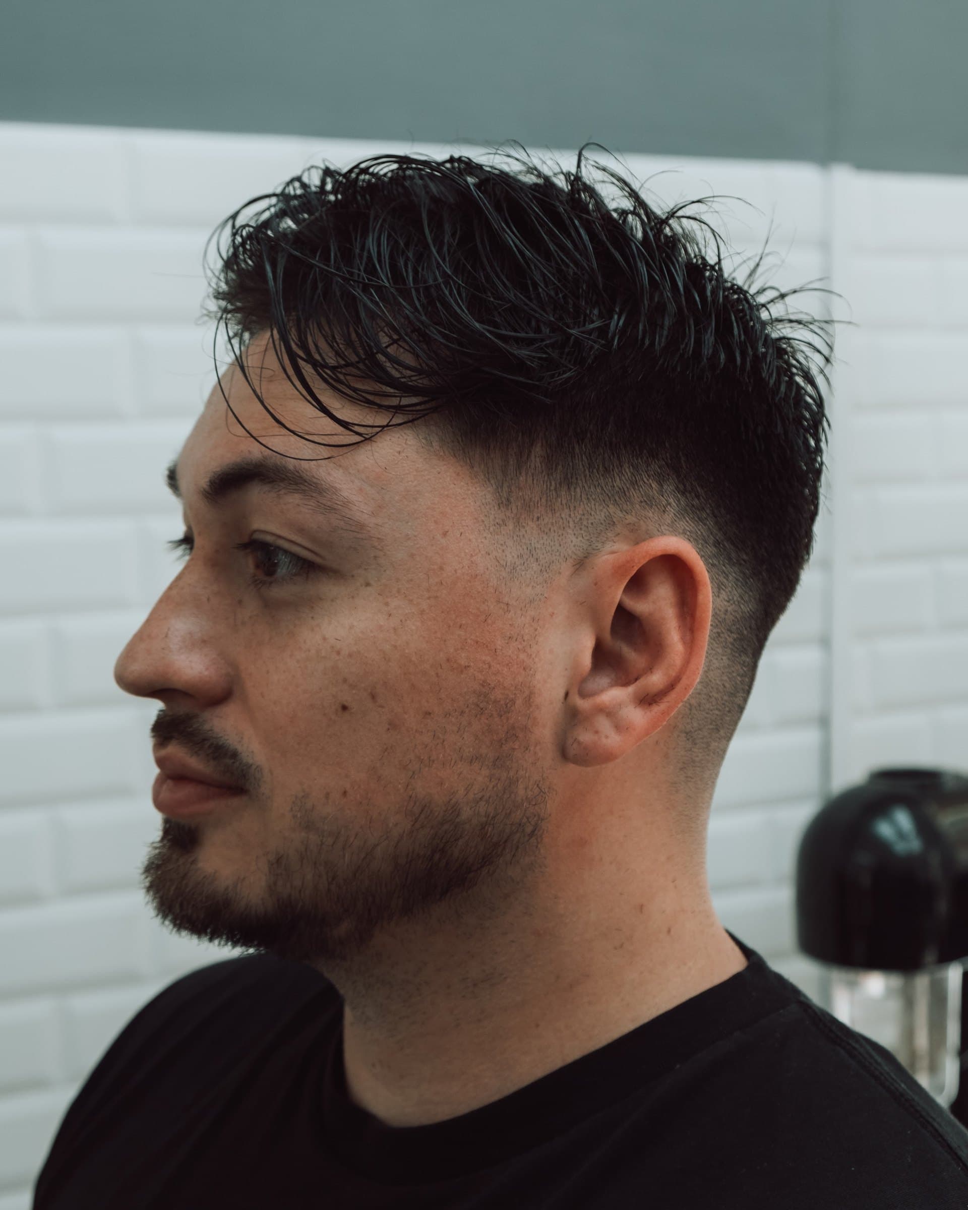 Perfil de corte con volumen arriba y degradado suave hacia la patilla