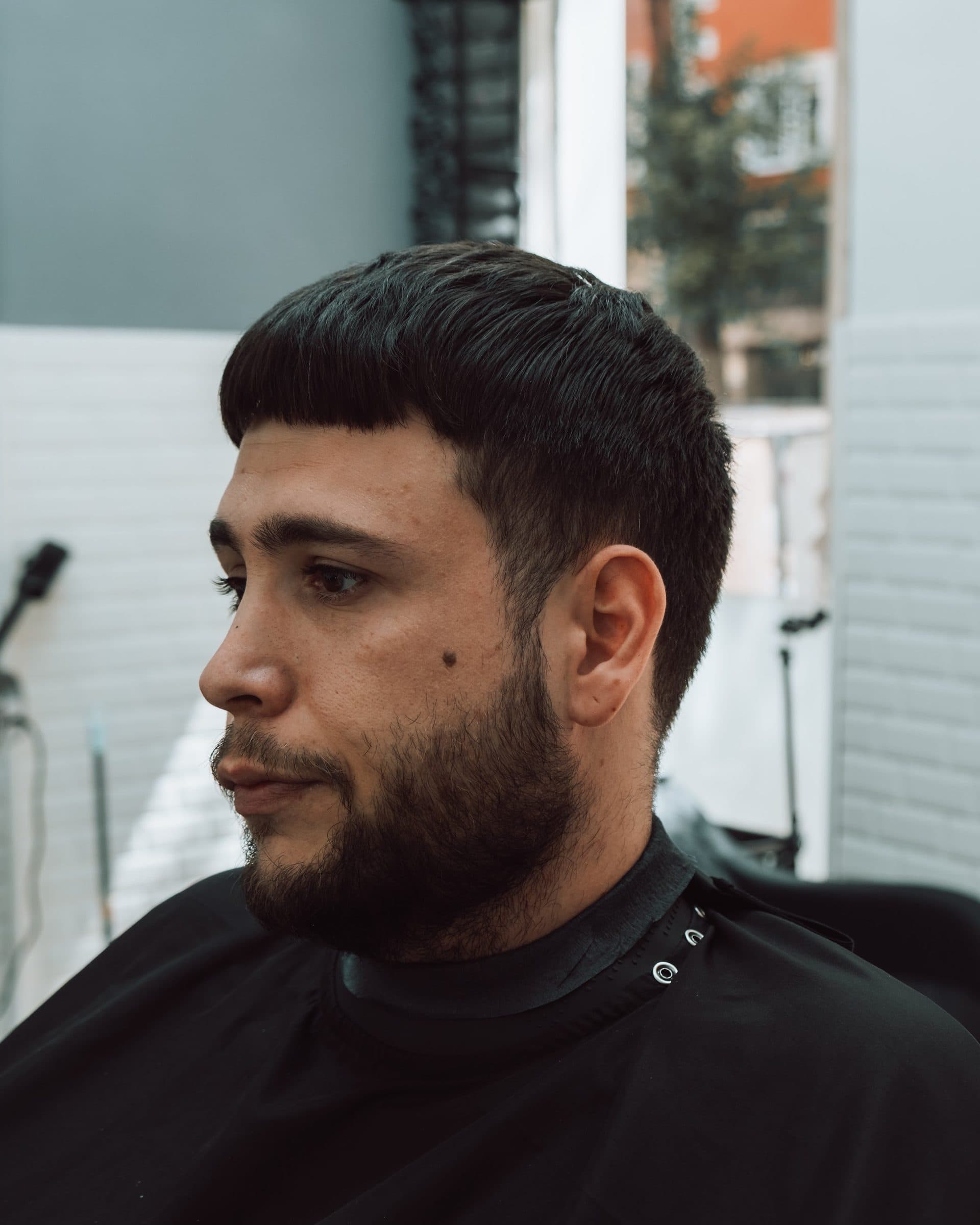 Corte con flequillo recto y degradado en los laterales