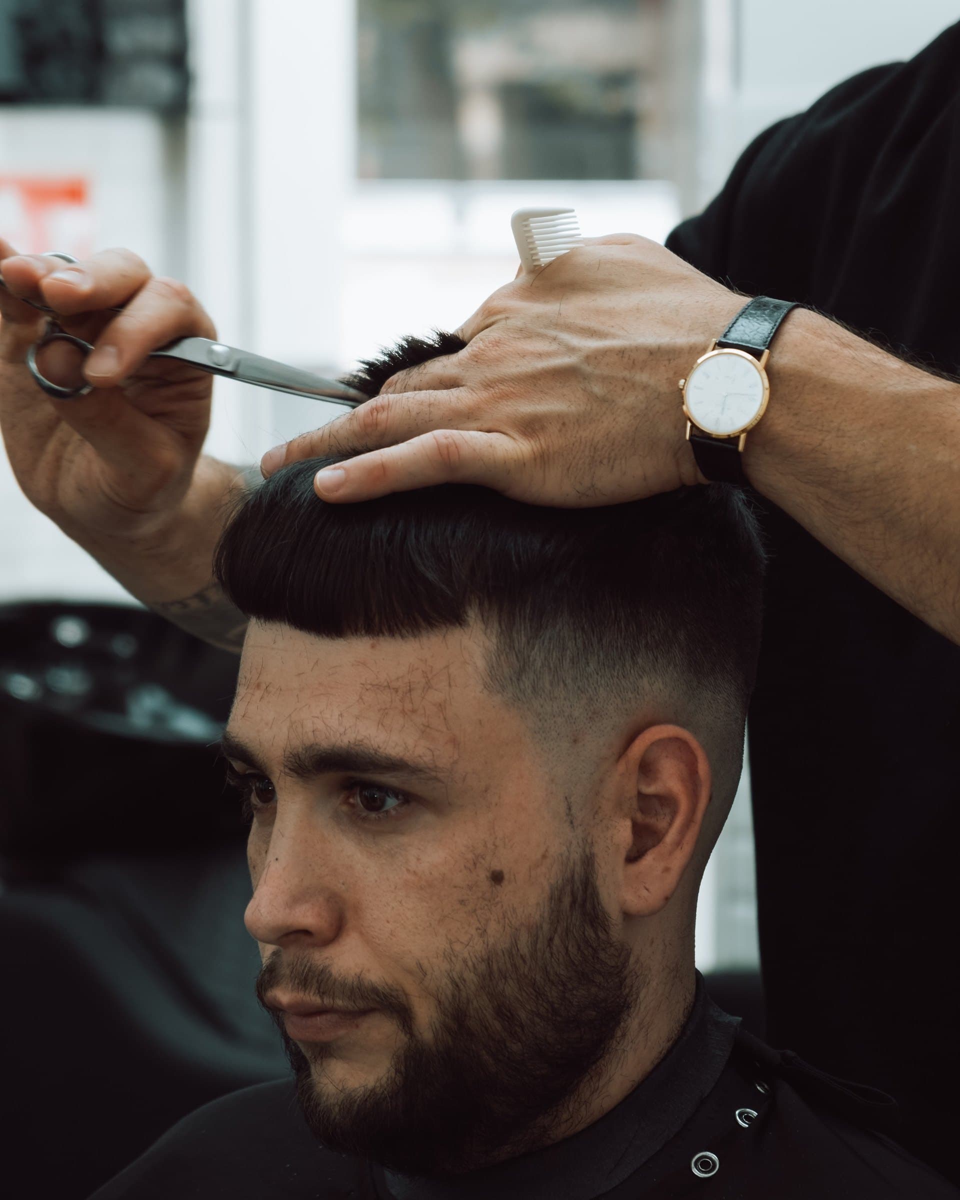 Corte a tijera sobre peine con el degradado ya marcado
