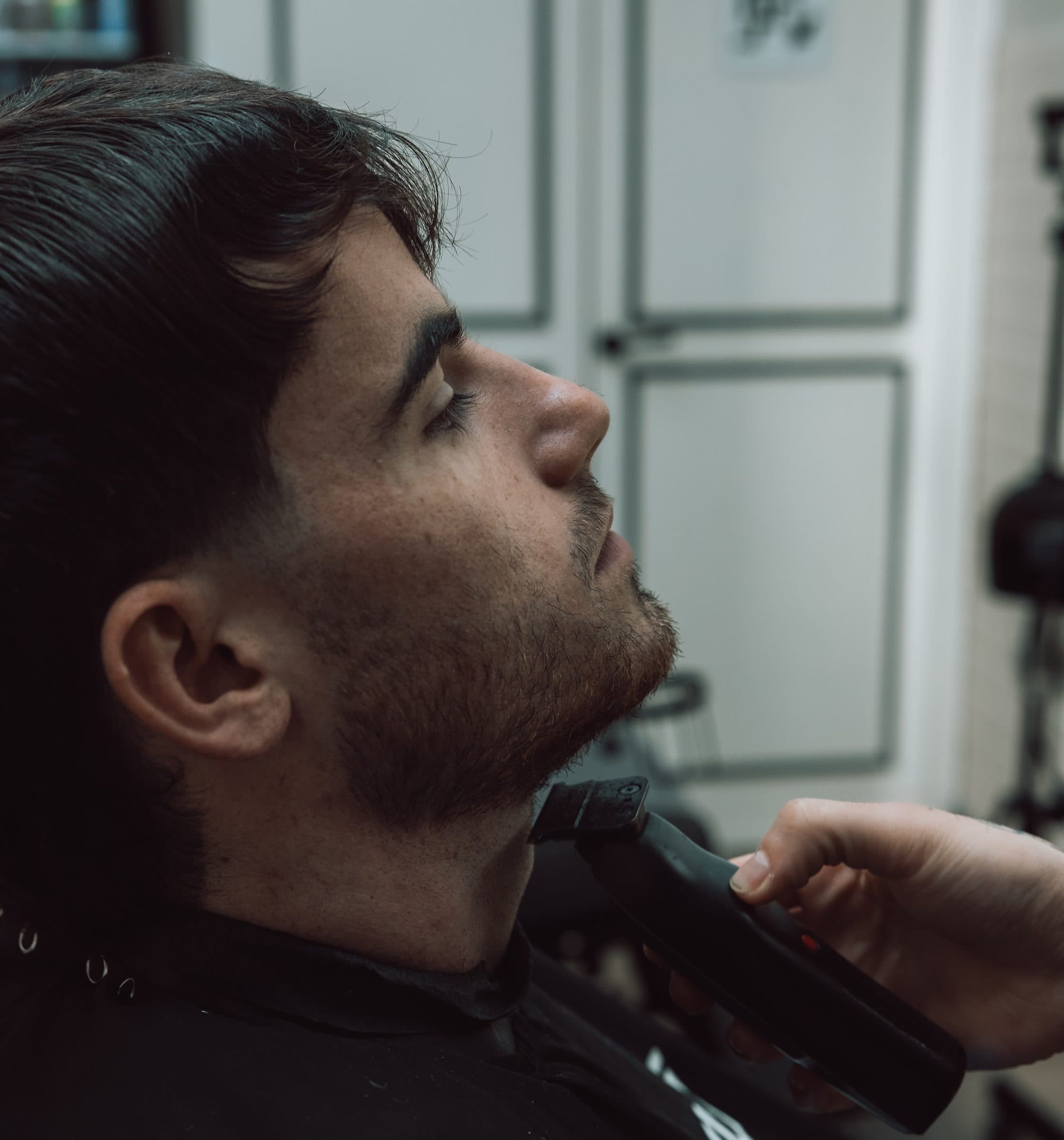 Degradado lateral y contorno de barba recién marcado